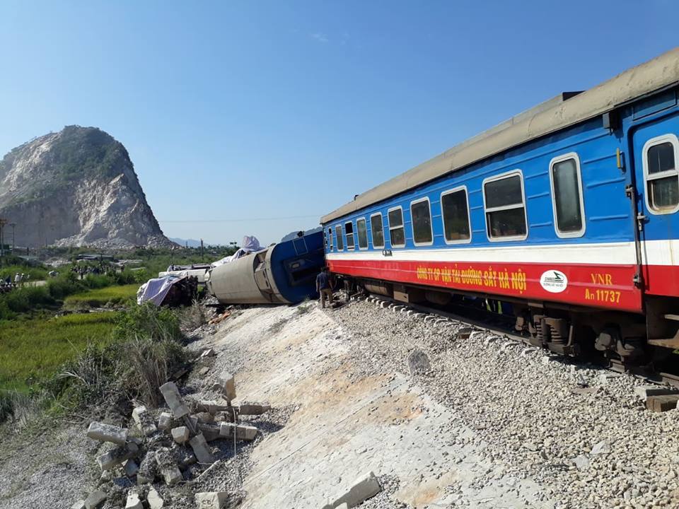 Ảnh: Hiện trường vụ lật tàu thảm khốc khiến nhiều người thương vong ở Thanh Hóa - 2