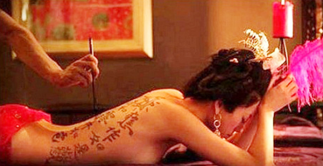 Trong một cảnh phim, nữ diễn viên người Trung Quốc không ngại cởi áo để vẽ chữ trên tấm lưng trần.