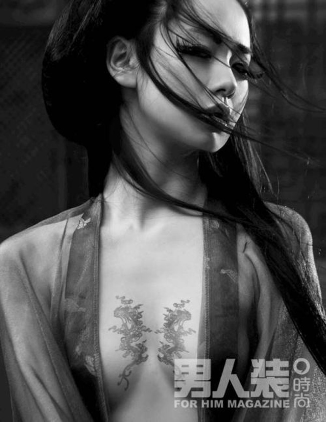 Nữ diễn viên Thích Vy chụp hình trên tạp chí thời trang khoe cơ thể gợi cảm trong khung hình nghệ thuật body painting.