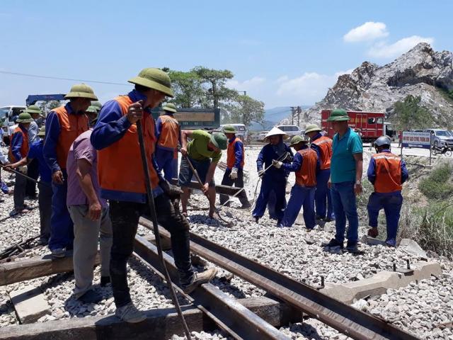 Cảm động hình ảnh nhân viên đường sắt “đội nắng” xuyên trưa sửa đường ray