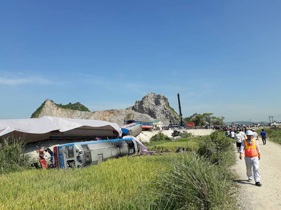 Cảm động hình ảnh nhân viên đường sắt “đội nắng” xuyên trưa sửa đường ray - 1