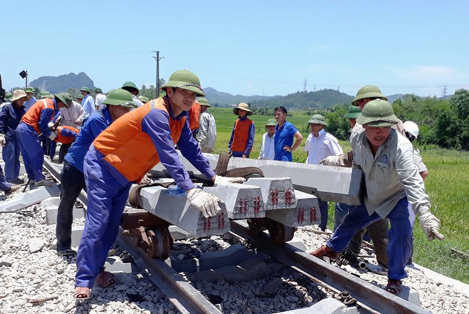 Cảm động hình ảnh nhân viên đường sắt “đội nắng” xuyên trưa sửa đường ray - 4