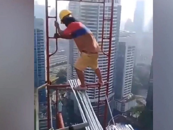 Hãi hùng cảnh công nhân Malaysia đi chênh vênh trên nóc nhà chọc trời - 1