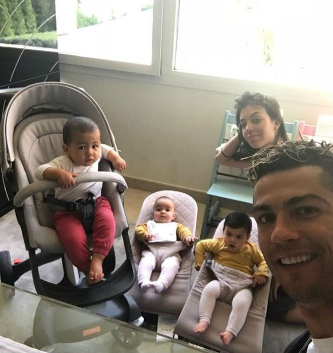 Cristiano Ronaldo và bạn gái Georgina ngọt ngào ở biển - 13