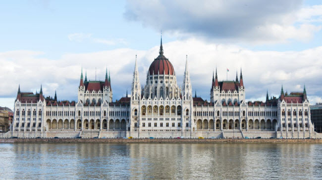 Tòa nhà quốc hội Hungary là một trong những công trình kiến trúc ấn tượng nhất thế giới. Nó được xây dựng vào cuối những năm 1800 và có 27 cửa ra vào.