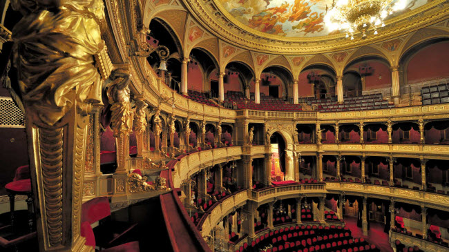 Nhà hát opera quốc gia Hungary được xây dựng theo phong cách Tân phục hưng trên đại lộ Andrássy Út.