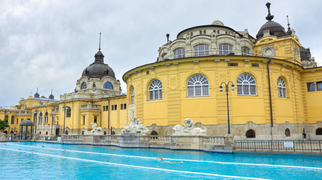 Hungary nổi tiếng với văn hóa tắm gội và bể bơi nước nóng Szechenyi thực sự là điểm đến hấp dẫn.