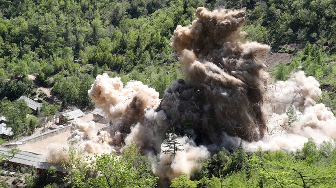 Video đầu tiên vụ đánh sập bãi thử hạt nhân Triều Tiên - 1