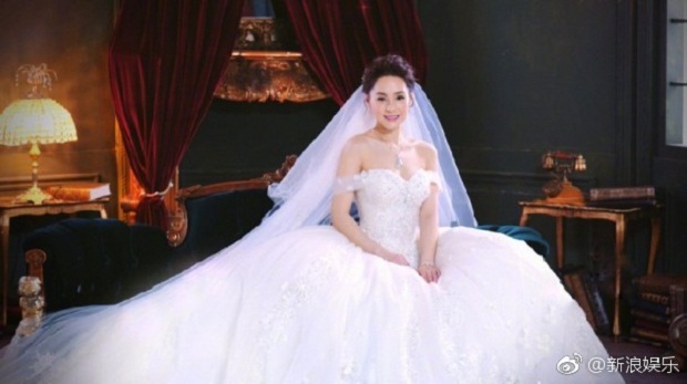 10 năm sau scandal ảnh sex, Chung Hân Đồng làm đám cưới ở khách sạn cổ kính - 1