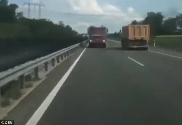 Phát trực tiếp cảnh bị xe tải đâm trực diện trên cao tốc - 1