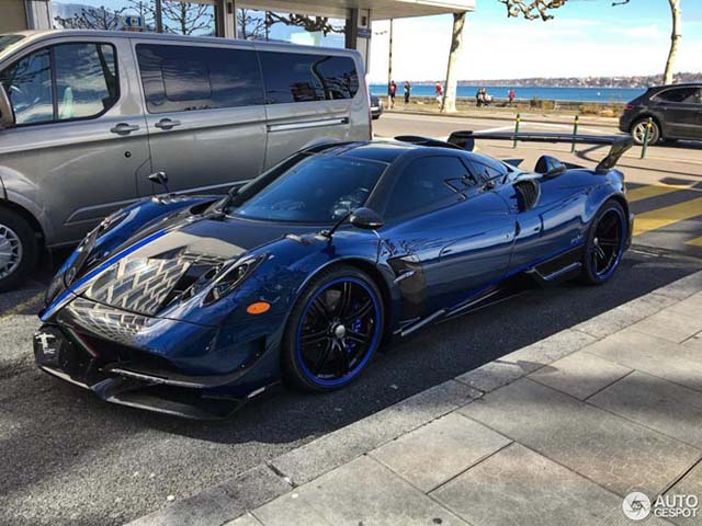 Hypercar Pagani Huayra BC ”độc nhất” thế giới bất ngờ xuất hiện trên phố.