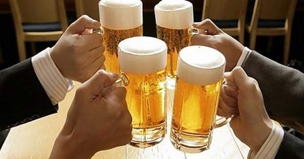 Bộ Y tế đề xuất cấm cung cấp rượu bia miễn phí - 1