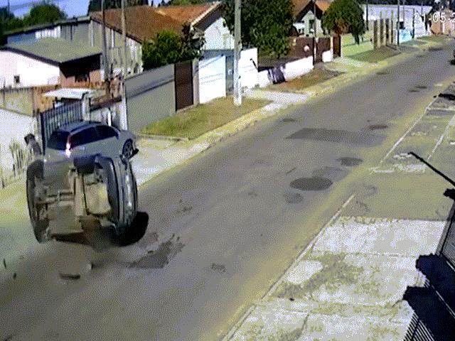 Brazil: Ôtô đánh cắp lộn nhiều vòng, người ngồi trong văng lên mái nhà