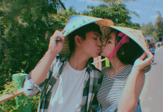 Hoài Lâm và bạn gái không ngại trao nhau những nụ hôn xì-tin khi cùng đi du lịch.