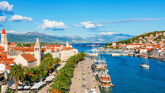 Trogir: Kiến trúc thời Phục hưng, Rôman và Barôc hòa quyện với nhau tại thị trấn ven biển này. Hoạt động lý tưởng nhất ở đây là đi dạo dọc các đường phố và thưởng thức cà phê ngoài trời.