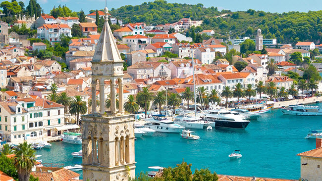 Hvar: Thị trấn đảo Hvar thu hút nhiều du khách nhờ đường phố không xe hơi, kiến trúc Gô-tích và bãi biển đẹp.