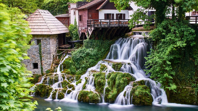 Rastoke: Nằm trên bờ sông Slunjcica, ngôi làng Rastoke gây ấn tượng với những ngôi nhà nhỏ, những cây cầu gỗ bắc qua sông kết nối các con đường nhỏ. Không khí ở đây rất trong lành và yên tĩnh, thích hợp cho hoạt động nghỉ ngơi và du ngoạn trên sông.