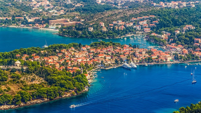 Cavtat: Cách không xa thành phố Dubrovnik, thị trấn Cavtat gây ấn tượng với phong cảnh đẹp, bãi biển cát mịn và kiến trúc cổ.