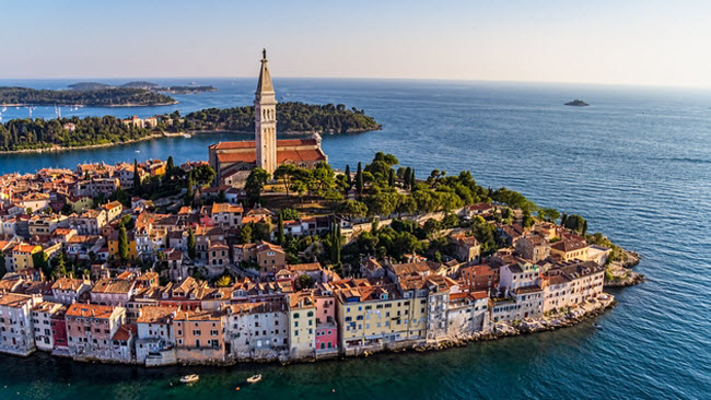 Rovinj: Với những khu nghỉ dưỡng lớn và nhà hàng hấp dẫn cùng vẻ đẹp cổ điển, thị trấn cảng trở thành địa điểm lý tưởng trong khu vực.