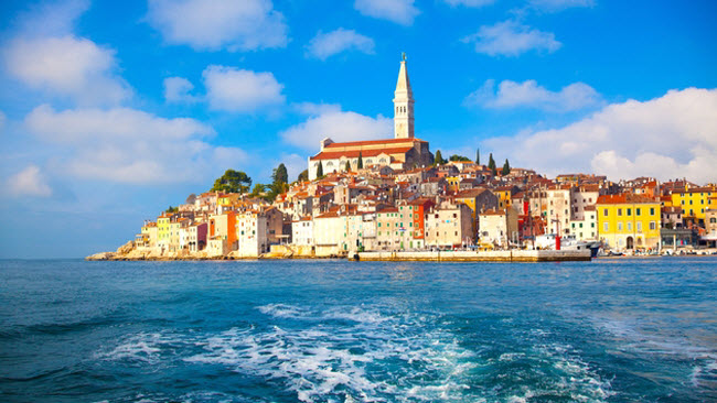 Porec: Cách địa điểm du lịch Rovinj khoảng 1 giờ di chuyển bằng ô tô, thị trấn ven biển Porec là sự kết hợp giữa kiến trúc cổ và các bữa tiệc hiện đại.