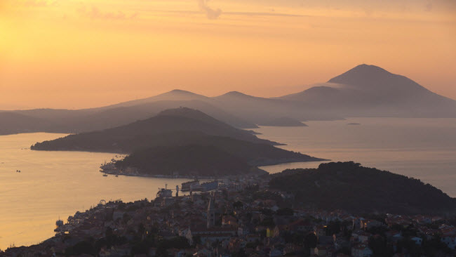 Mali Losinj: Nằm trên bán đảo Cres-Losinj, thị trấn Mali Losinj nổi tiếng với các tòa nhà từ thời Hapsburg và vịnh tuyệt đẹp, thu hút nhiều du khách từ các nước láng giềng.