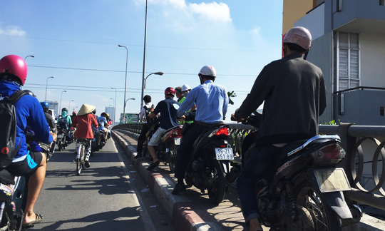 &#34;Ông Tây&#34; chặn dòng xe chạy lên lối đi bộ ở cầu Kênh Tẻ - 1