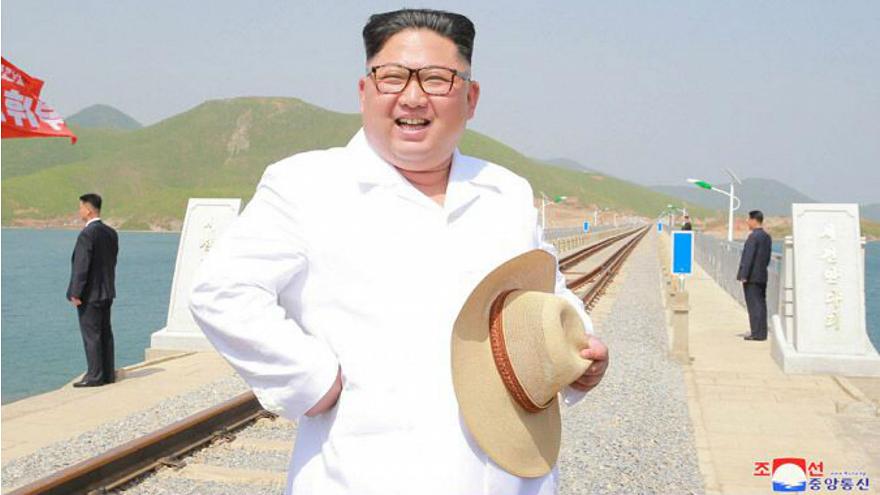 Kim Jong-un xuất hiện tươi cười sau khi Trump dọa hủy thượng đỉnh - 1