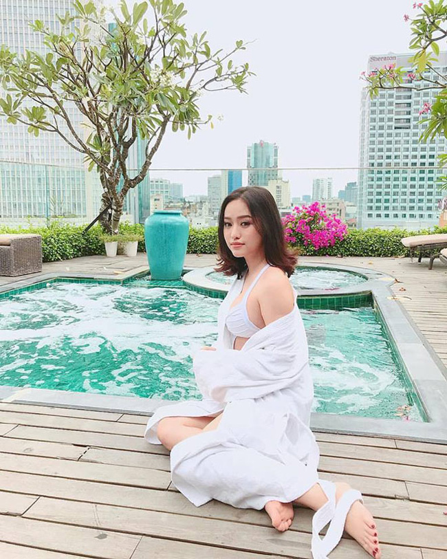 Ngày 10/5, Thúy Vi đăng tải trên Instagram một bức ảnh bikini đẹp lung linh. Cô nàng diện bikini màu trắng, khoe vóc dáng gợi cảm, phổng phao.