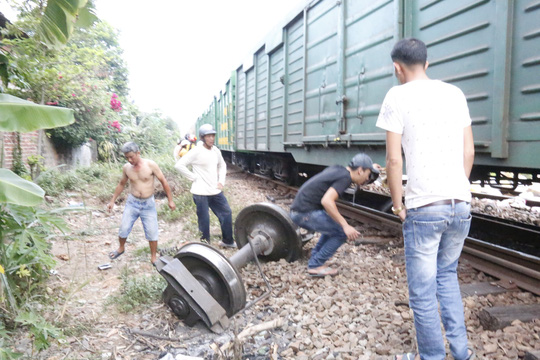 2 tàu tông nhau trực diện: Công an lấy lời khai lái tàu - 13