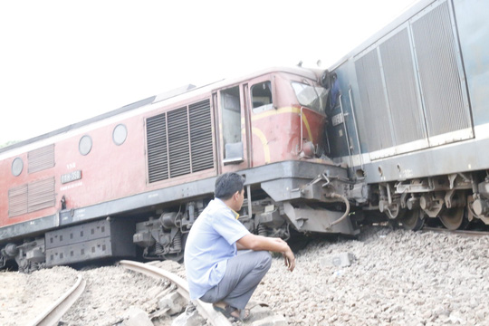 2 tàu tông nhau trực diện: Công an lấy lời khai lái tàu - 7