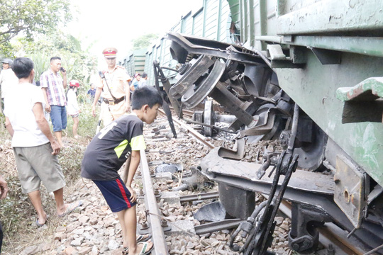 NÓNG: 2 tàu hỏa tông trực diện, phát ra tiếng nổ như bom - 1