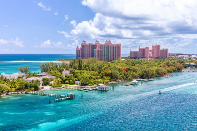 Bahamas: Quốc gia vùng Caribe là một thiên đường nhiệt đới thực sự. Bahamas có những bãi biển cát trắng đẳng cấp thế giới và nước biển trong xanh, thích hợp với các hoạt động ngoài trời từ bơi thư giãn đến lặn dưới nước.