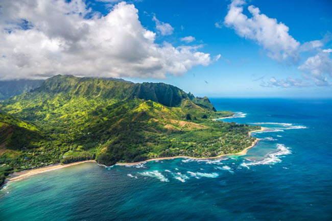 Kauai, Hawaii:  Bãi biển hoang sơ, rừng nhiệt đới xanh tốt và những dãy núi phủ mây đã biển Kauai trở thành một trong những địa điểm đẹp nhất ở quần đảo Hawaii.