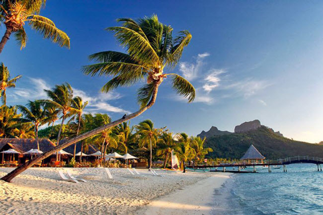 Bora Bora, Polynesia thuộc Pháp: Hòn đảo này nổi tiếng thế giới với phong cảnh hoàng hôn lãng mạn, các khu nghỉ dưỡng 5 sao, biệt thự nổi trên mặt biển. Đây được coi là điểm lý tưởng cho các cặp đôi tận hưởng kỷ nghỉ trăng mật.
