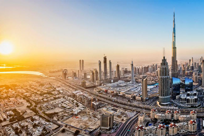 Dubai, UAE: Thời tiết luôn nóng ở Dubai, nhưng nơi đây là một trong địa điểm du lịch mua sắm hấp dẫn nhất thế giới. Du khách có thể thỏa sức mua sắm tại trung tâm thương mại Dubai Mall, chiêm ngưỡng đài phun nước lớn nhất thế giới, Dubai Fountain và tòa nhà cao nhất thế giới Burj Khalifa.