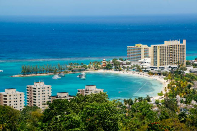 Ochs Rios, Jamaica: Thị trấn Ocho Rios được bình chọn là điểm tắm biển hấp dẫn nhất năm 2018. Những bãi tắm nổi tiếng nhất là James Bond, Turtle và Bamboo Beach. Du khách cũng có thể khám phá rừng nhiệt đới và các thác nước đẹp.
