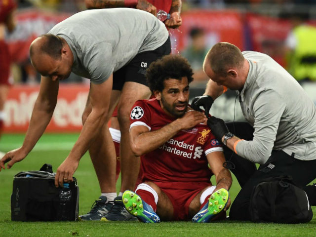 “Đại ca” Ramos tung võ, khóa tay như MMA: Salah rơi lệ rời sân