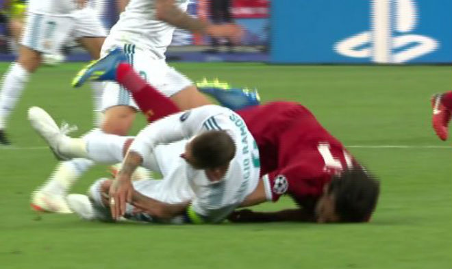 “Đại ca” Ramos tung võ như MMA: Triệu fan gọi là &#34;kẻ côn đồ&#34;, Salah dễ mất World Cup - 7