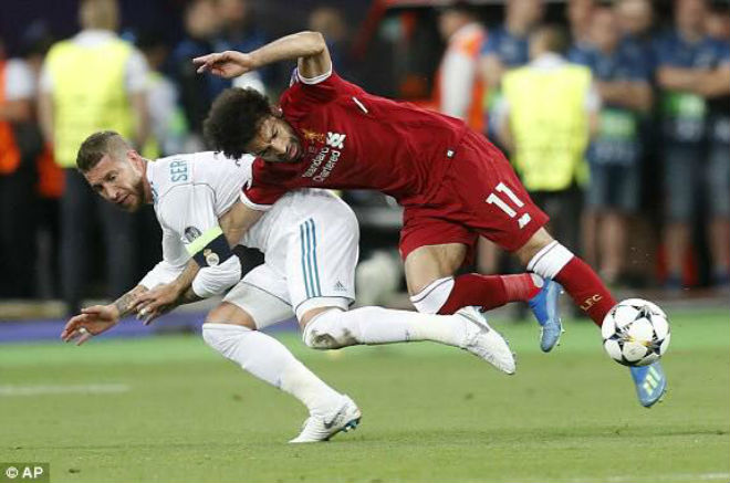 “Đại ca” Ramos tung võ như MMA: Triệu fan gọi là &#34;kẻ côn đồ&#34;, Salah dễ mất World Cup - 6