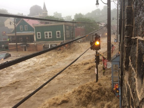 Video: Mưa lớn gây ra lũ lụt kinh hoàng &#34;nhấn chìm&#34; thành phố Mỹ - 1