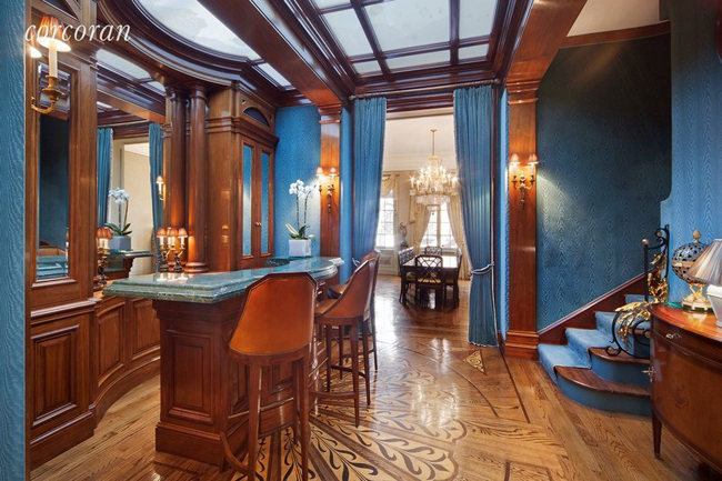 Quầy bar Belle Époque được làm từ cây óc chó và sàn gỗ khảm cũng có trần bằng kính kiểu Lalique.