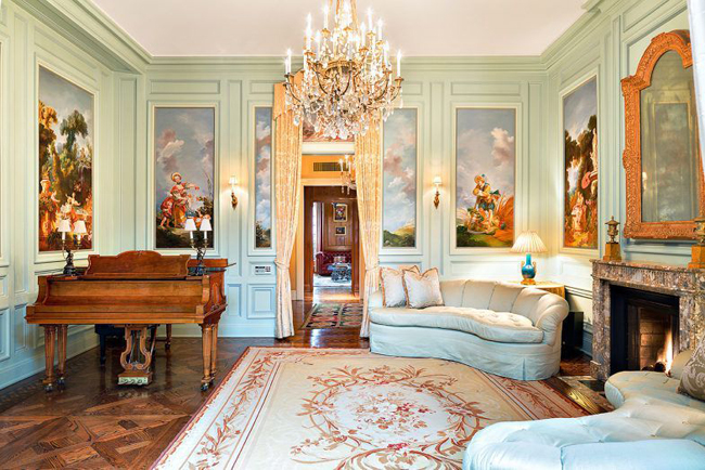 Phòng khách có 10 tấm vải được sơn theo lối Pháp Rococo với một lò sưởi được chạm khắc thủ công.