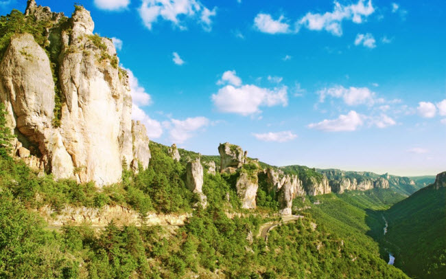 Lozère,&nbsp;Pháp: Tỉnh Lozère có cảnh đẹp như tranh vẽ bao gồm vùng đồi Cévennes và cao nguyên đá vôi Causses cùng hẻm núi Tarn.