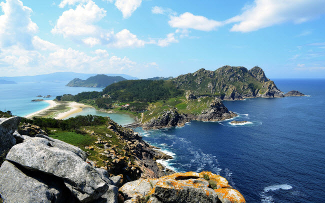 Quần đảo Cíes, Tây Ban Nha: Nằm ở ngoài khơi bờ biển Galicia, quần đảo Cíes là địa điểm lý tưởng dành cho du khách muốn tìm một nơi nghỉ dưỡng hẻo lánh. Hoạt động phổ biến ở đây là đi bộ khám phá và ngắm chim.