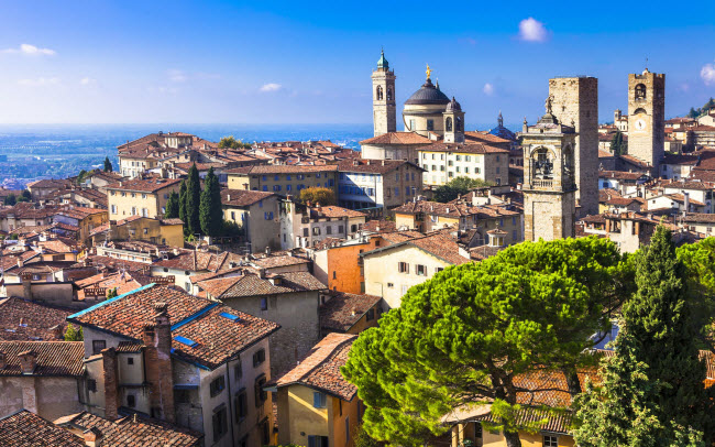 Bergamo,&nbsp;Italia: Nằm ngay cạnh thành phố Milan, nhưng thị trấn Bergamo không được nhiều du khác biết đến. Nơi đây nổi tiếng với các công trình kiến trúc cổ kính và phong cảnh thiên nhiên đặc trưng ở Italia.