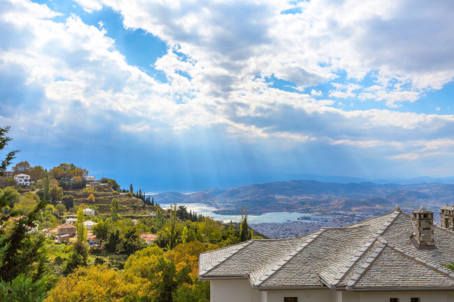 Pelion,&nbsp;Hi Lạp: Núi Pelion được cho là nơi nghỉ ngơi mùa hè&nbsp;của các vị thần Olympus. Với sông chảy nhiều tầng, các ngôi làng cổ kính và cánh đồng ô liu, Pelion giống là một xứ sở thần tiên trong truyện cổ tính.