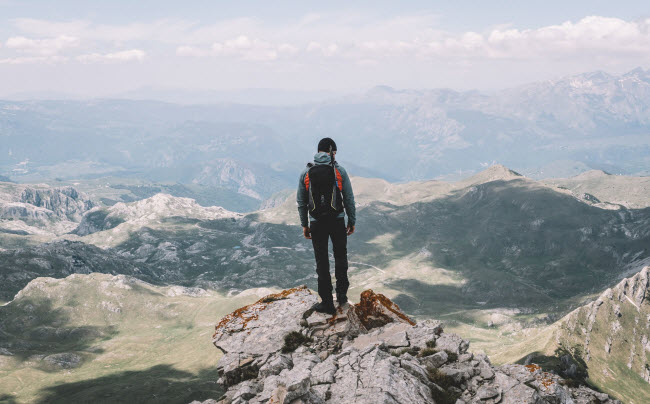 Durmitor, Montenegro: Vườn quốc gia Durmitor có nhiều đỉnh núi cao, hồ trong xanh bắt nguồn từ dòng sông băng, rừng thông đen cổ thụ và hẻm núi hùng vĩ. Nơi đây trở thành điểm trượt tuyết vào mùa đông và thích hợp cho các hoạt động đi bộ và chèo thuyền vào mùa hè và mùa thu.