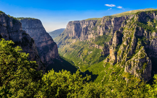 Epirus, Hi Lạp: Đây là vùng đồi núi hiểm trở và khó tiếp cận nhất ở Hi Lạp, nhưng thay vào đó nó vẫn giữ được vẻ đẹp nguyên sơ với rừng cây xanh tốt, môi trường sống lý tưởng cho loài gấu nâu, sói và chó hoang. Tại đây, du khách cũng có thể tìm thấy các tu viện nằm trên đỉnh núi cao.