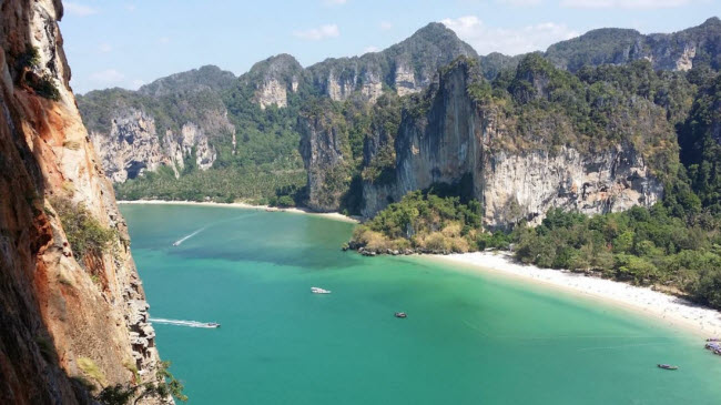 Bán đảo Railay có phong cảnh giống như một hòn đảo giữa biển, nhưng thực sự nó nằm trên đất liền của Thái Lan và giáp biển Andaman.