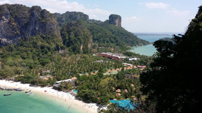 Theo Krabi Rock Climbing, du khách có thể chinh phục 600 tuyến leo núi khác nhau nằm dọc bờ biển Railay.